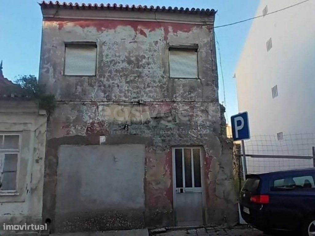 Moradia independente para restaurar totalmente em Esgueira, Aveiro