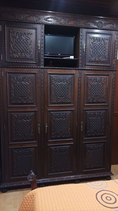 Roupeiro de 3 portas em madeira de castanho