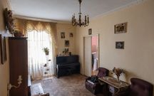 Простора квартира в тихому центрі