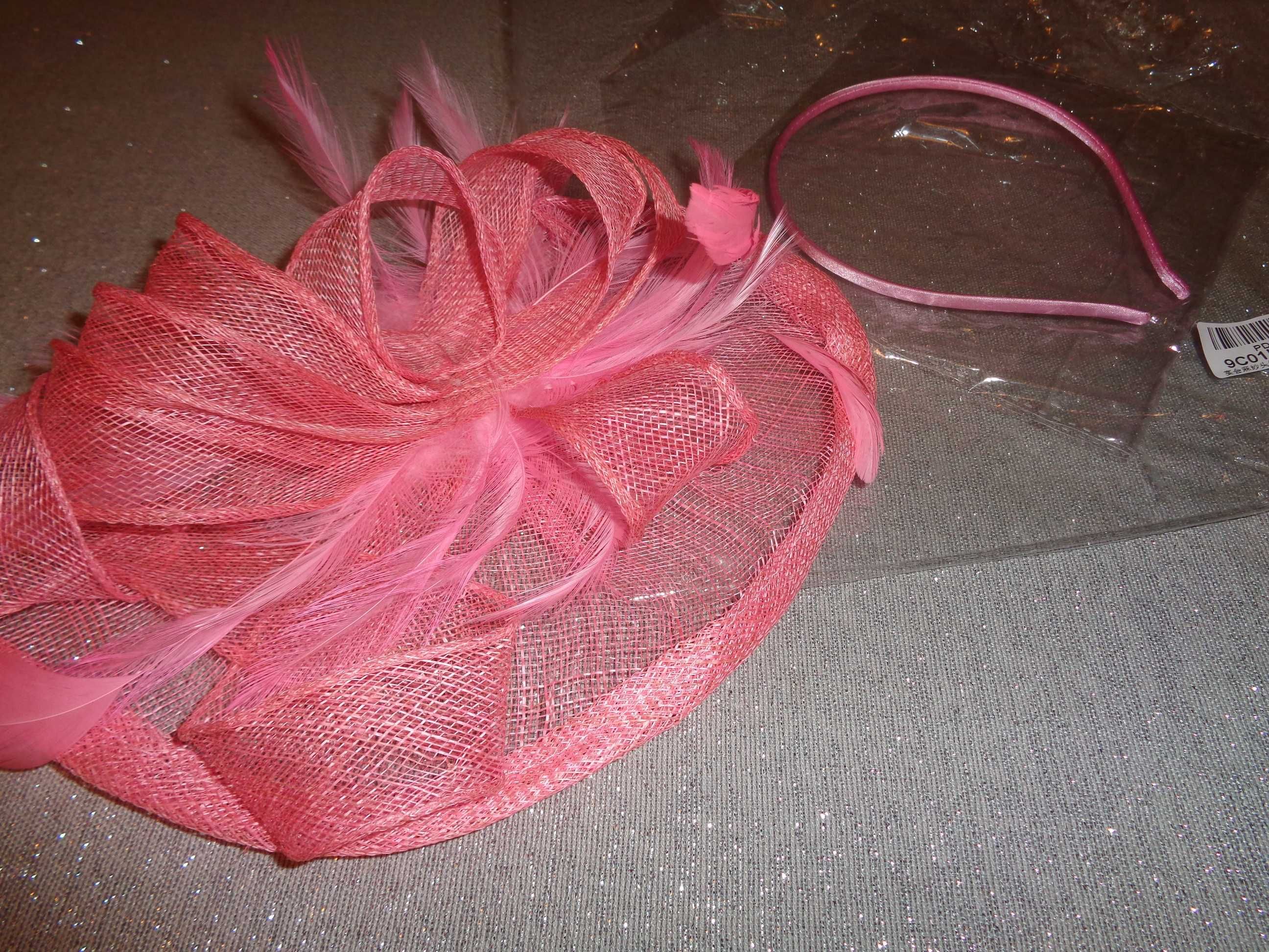 oryg. elegancki różowy fascynator kapelusz na opasce spince piórka