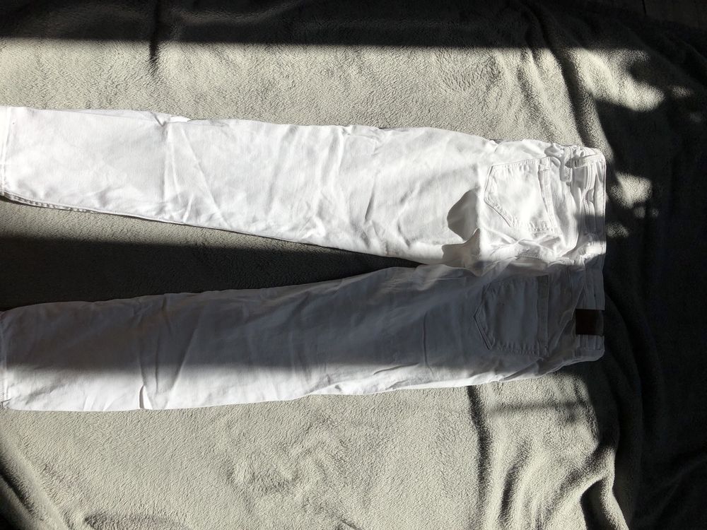 Białe spodnie z kieszeniami