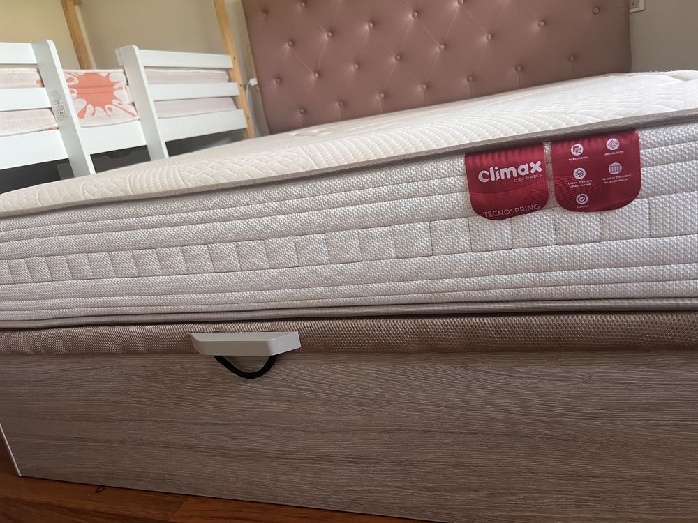 Cama sommier e cabeceira rosa