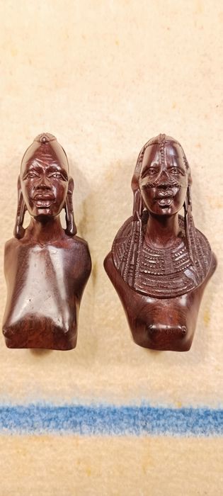 Par de Bustos - Esculturas Africanas - Madeira exótica