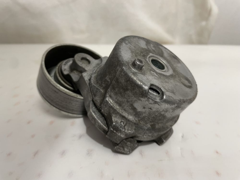 Ford Mustang 6 VI N570A 5.0 V8 napinacz paska klinowego wielorowkowego