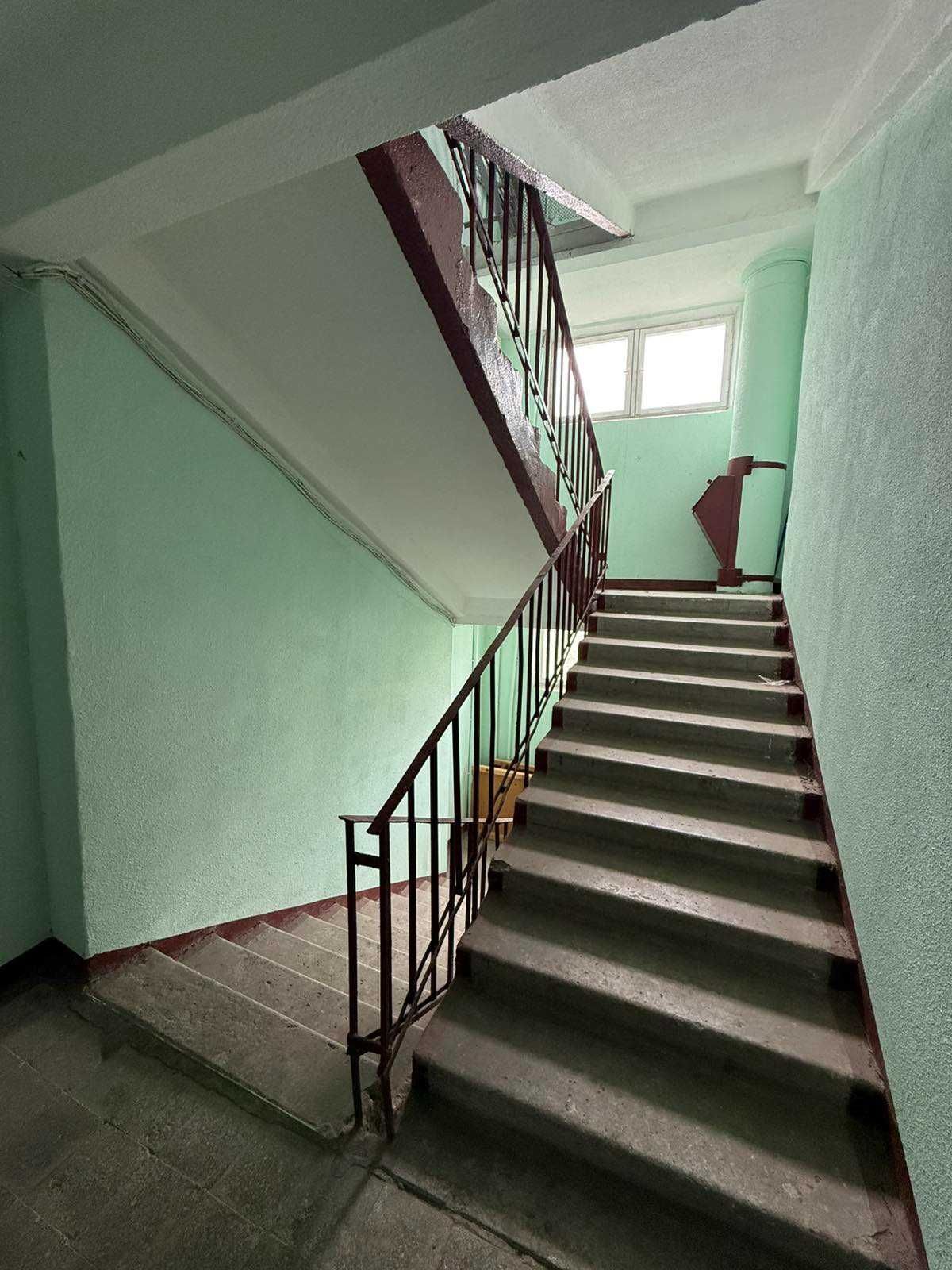 Продам 3 комн квартиру 65м2, ул Холодногорская д8 с новым ремонтом!