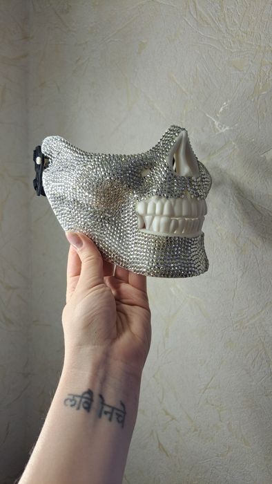 Продам маску (полумаску) череп в стразах