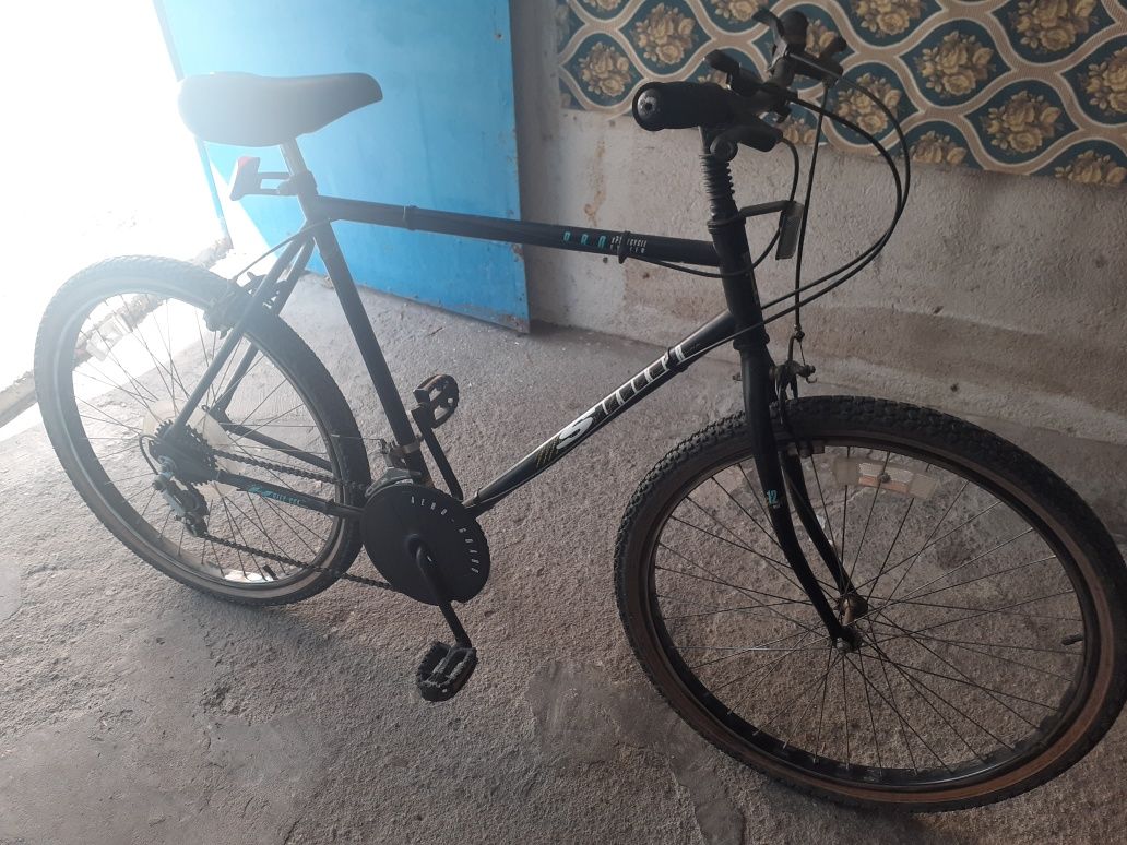 Bicicleta preta usada