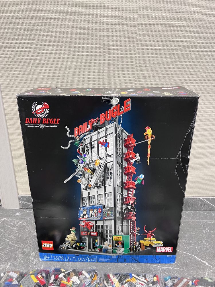 Lego Daily Bugle коробка і різні деталі Lego
