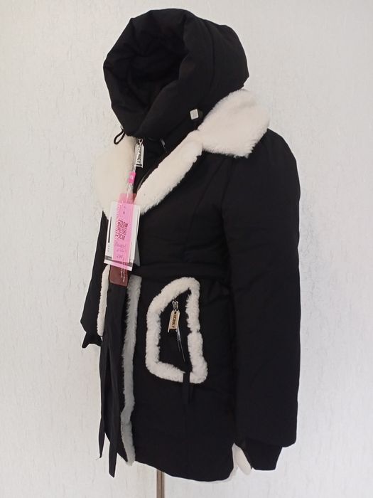 Куртка чорна з білим хутром
