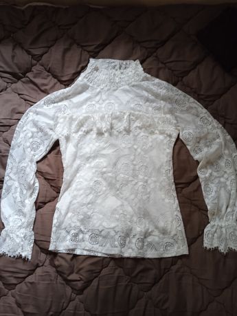 Біла мереживна блузка з довгим