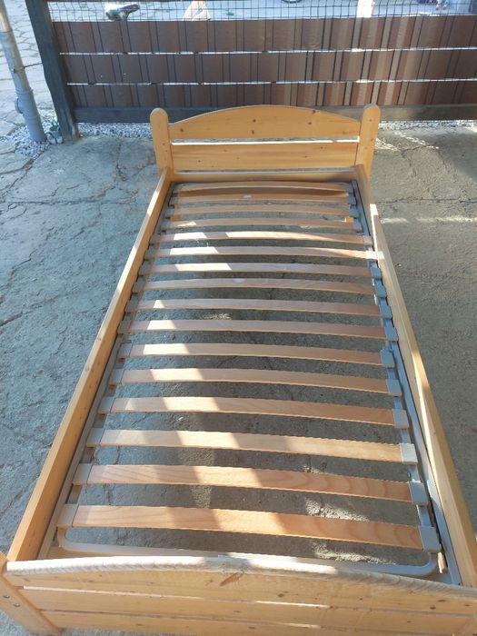 Łóżko drewniane z materacem i stelażem regulowanym - 2 szt