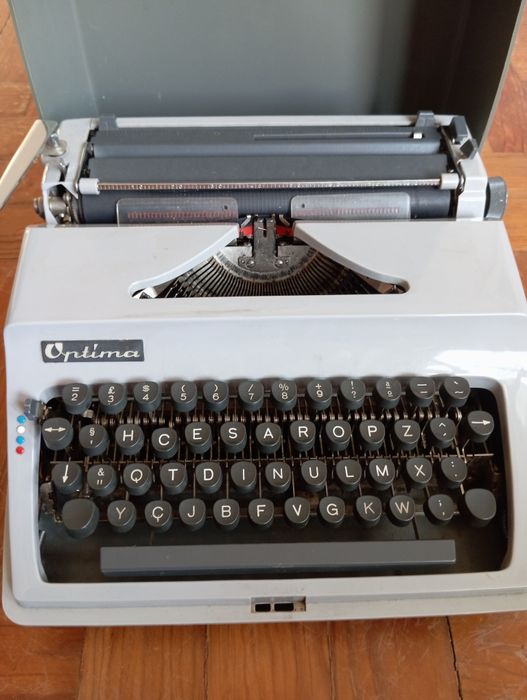 Máquina de escrever a funcionar e com caixa