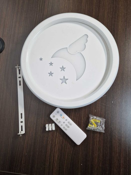 Lampa sufitowa dla dzieci Moon, ściemniana