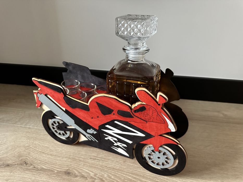 Stojak na whiskey motor prezent na 18ste urodziny kieliszki