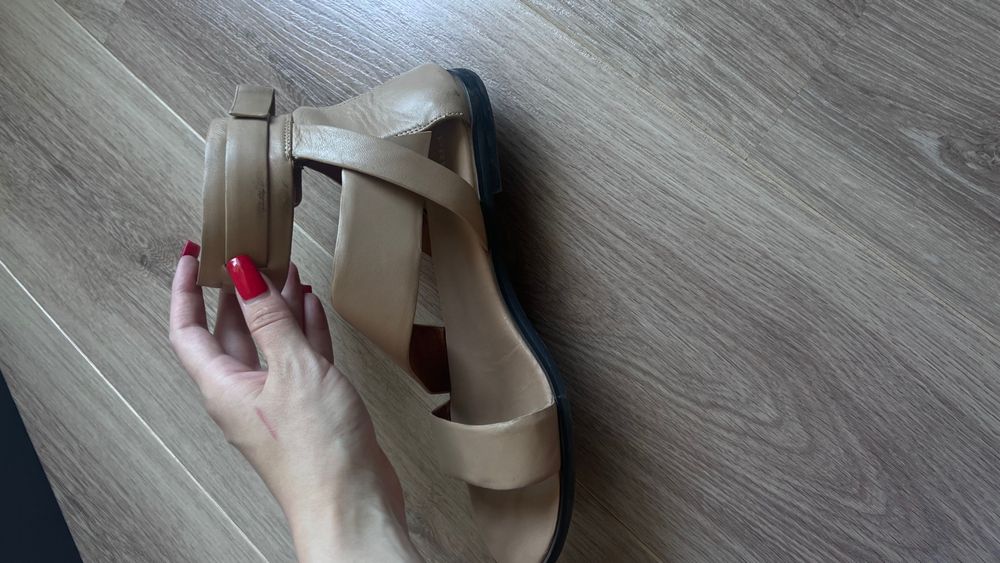 Босоножки кожа 40 размер в идеальоном состоянии