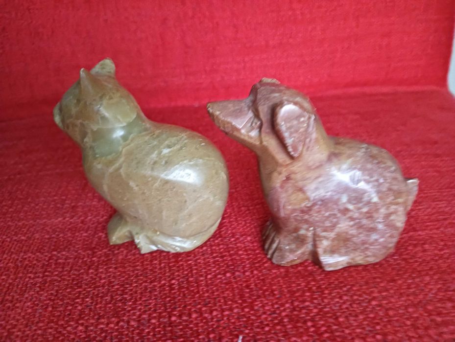 Cão esculpido em pedra mármore 8x6,5cm