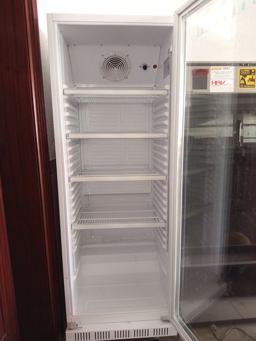 Vendo arca frigorífica vertical (semi-novo)