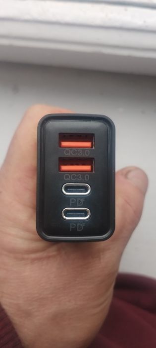 Швидка зарядка 120 Ват, 2 x USB-C, 2 x USB-A.