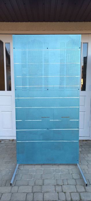 Перфорований стенд