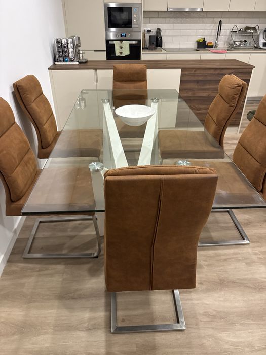 Vendo mesa de jantar com 6 cadeiras