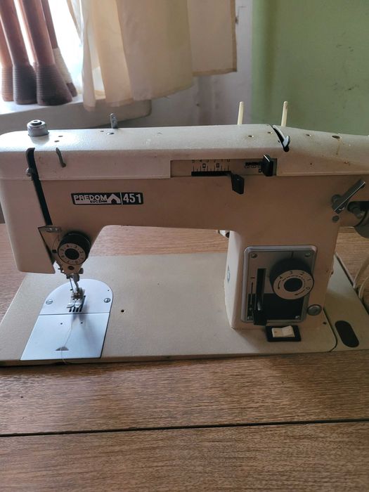Maszyna do szycia Łucznik 451 na stole
