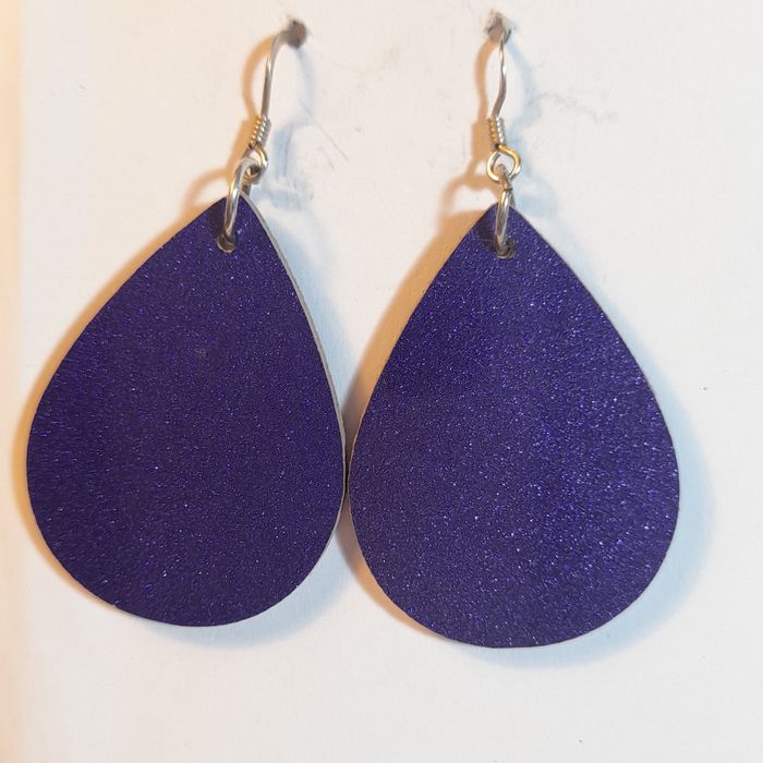 Brincos em Madeira em forma de gota de água.