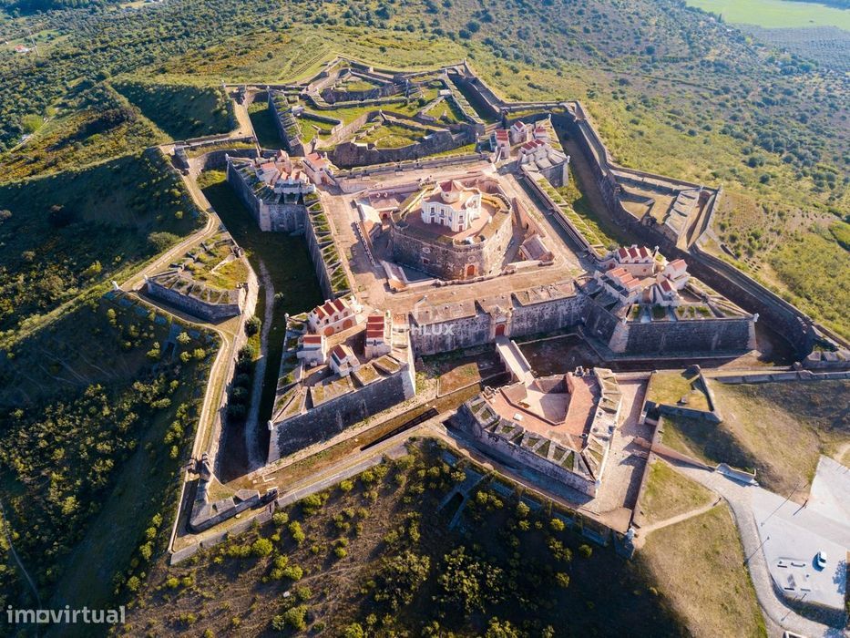 T2 Espaçoso com Sótão e Terraços – Investimento com Renda Garantida