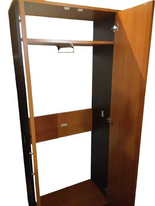 Функціональна та компактна офісна шафа (гардероб) для верхнього одягу