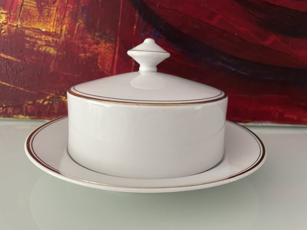 Porcelanowa,okrągła maselniczka