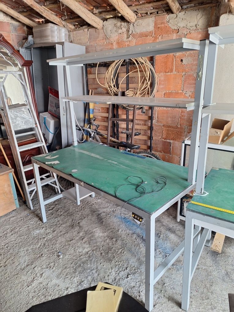 Bancadas de trabalhos com luz e ligações
