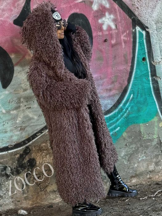 ZOCCO Długie futro płaszcz LAMA z obszernym kapturem BRĄZ