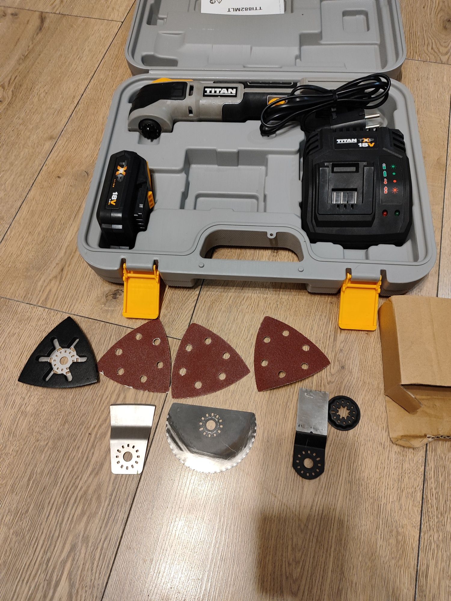 Urządzenie wielofunkcyjne/Multitool Titan, kompletne