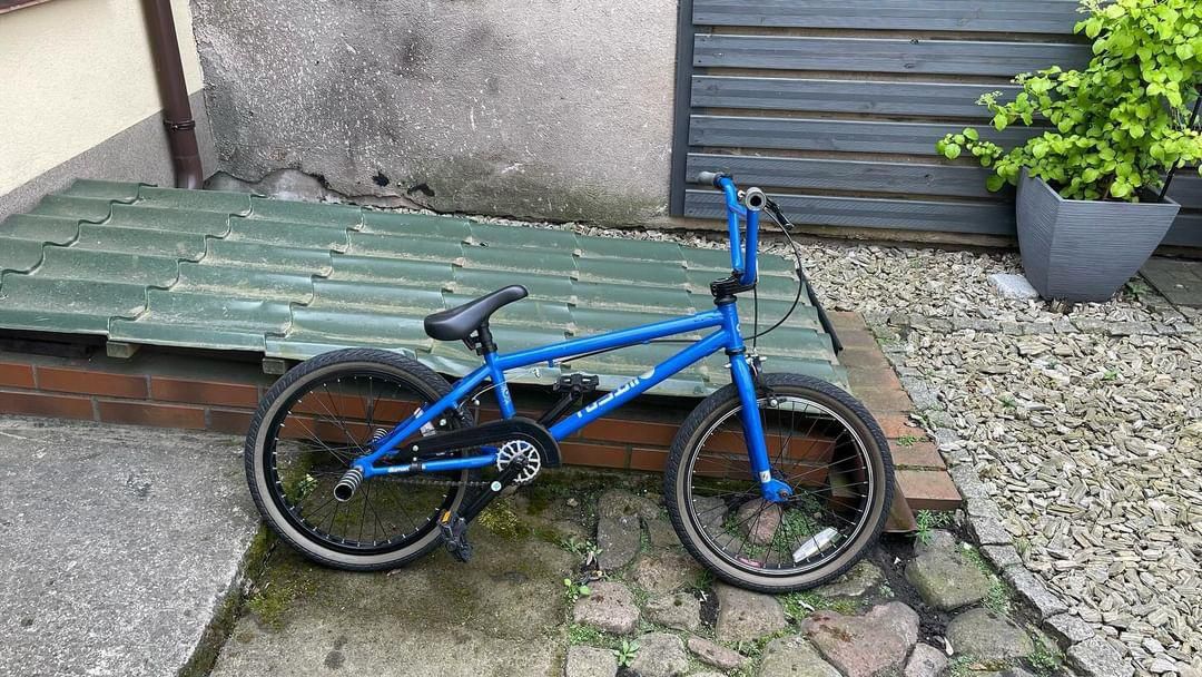 Rower bmx w kolorystyce niebieskiej