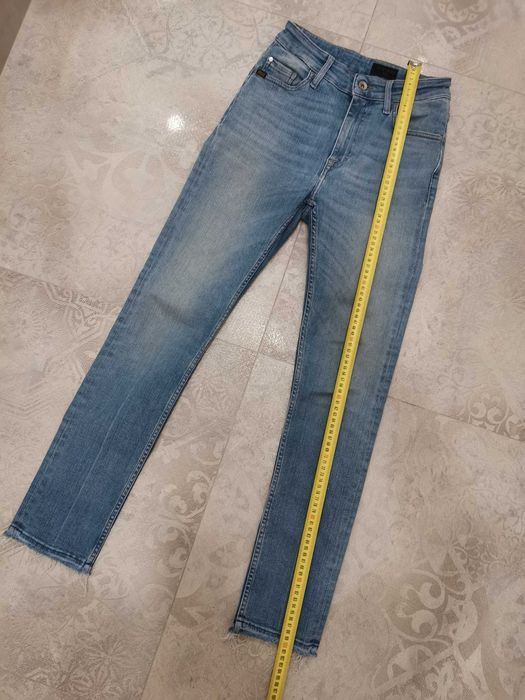 Jeansy, nogawki z surowym wykończeniem