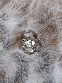 Srebrny pierścionek z dużym kwiatem z błyszczącym kamieniem