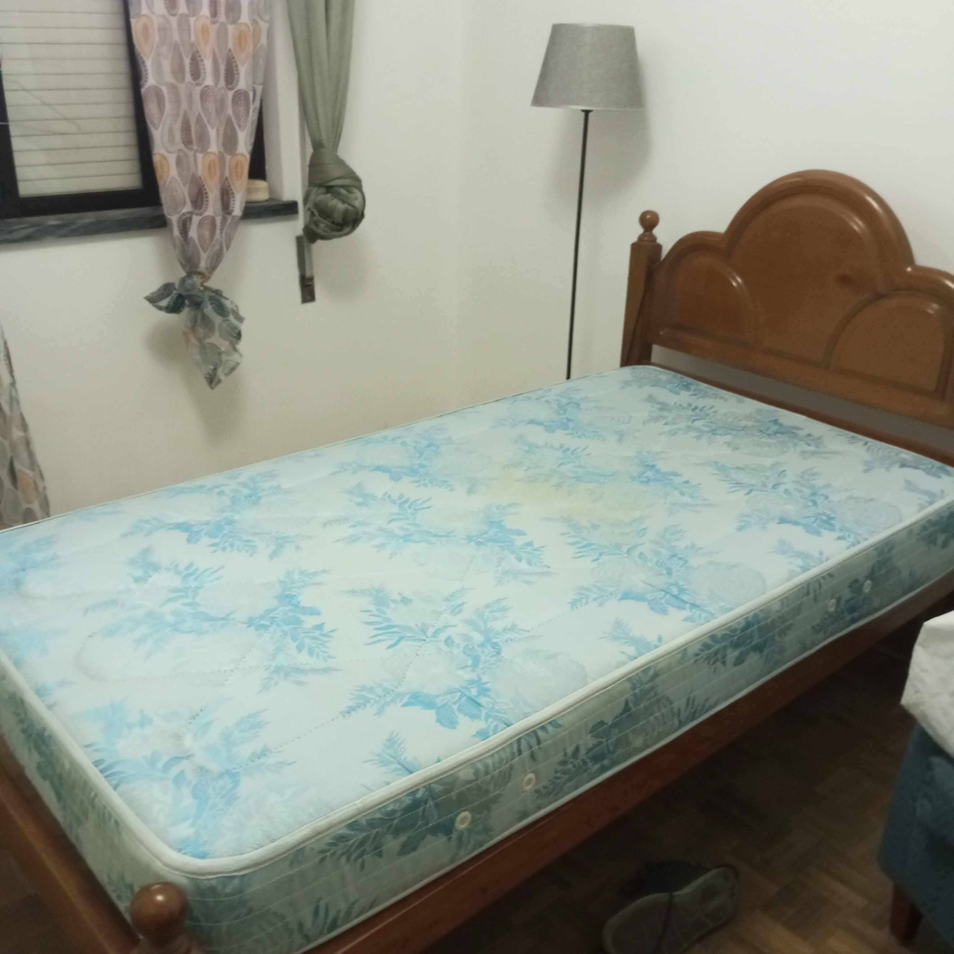 Cama de solteiro e colchão