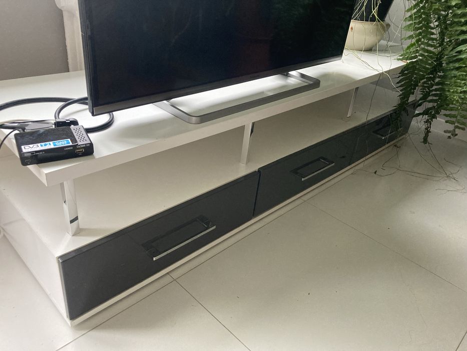 Nowoczesna szafka RTV biało-czarna