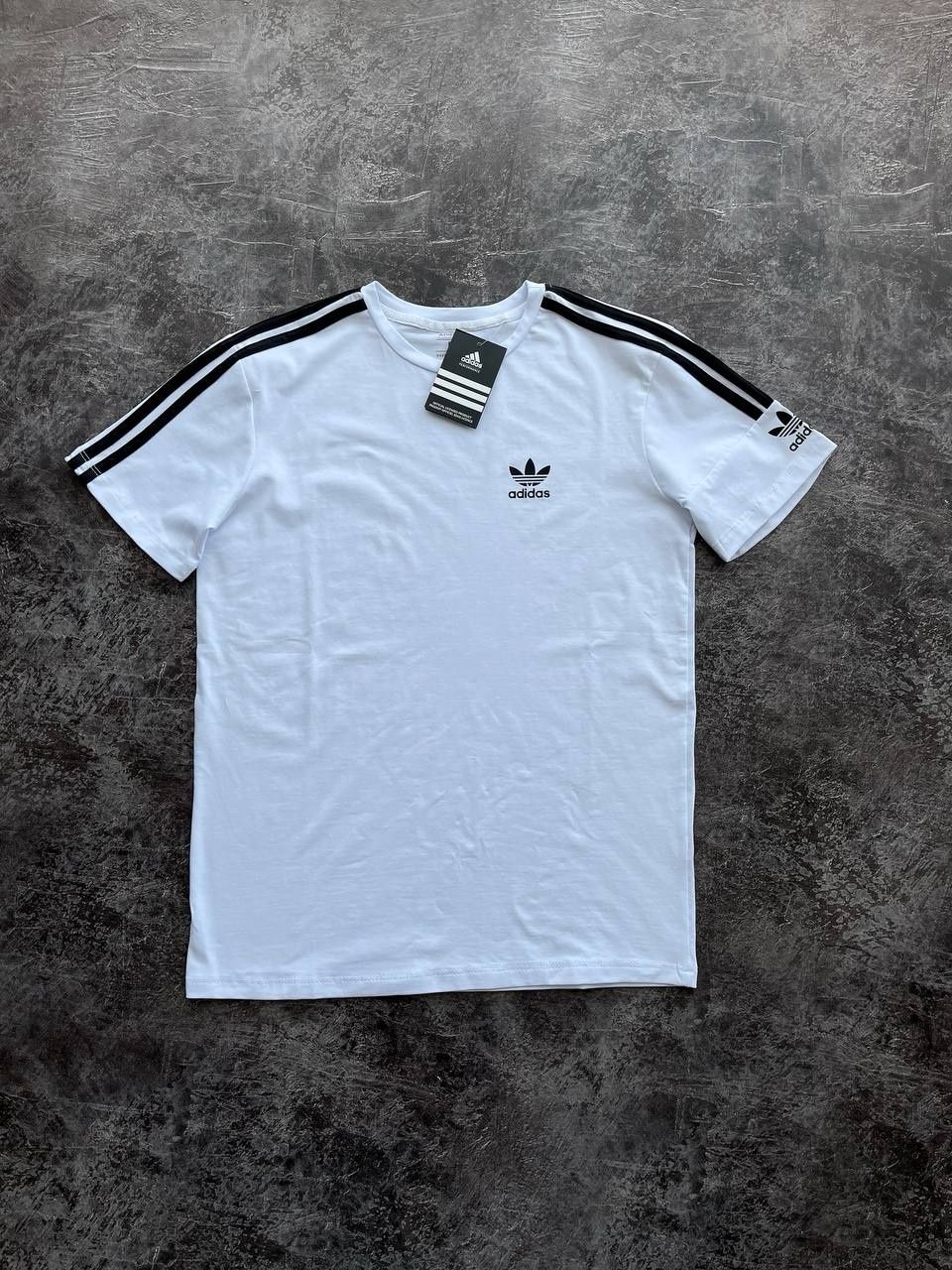 Футболка Adidas стильна
