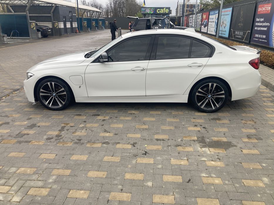 BMW 330E плагін гібрид