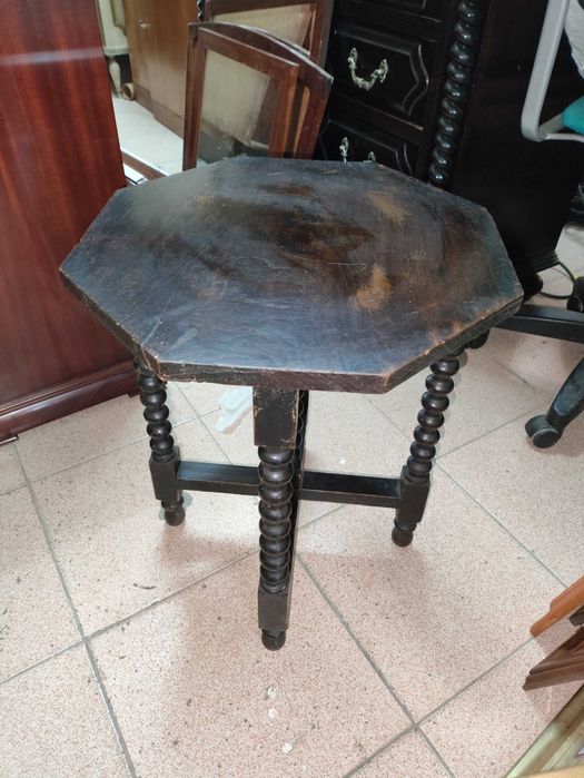 Mesa de apoio em madeira Antiga maciça sec. XVII, com pés torneados