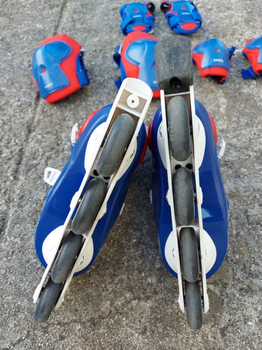 Patins em linha com conjunto de proteções