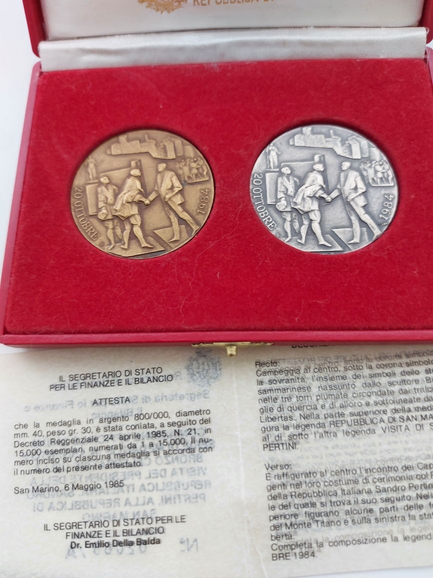 Par de medalhas bronze e prata c estojo Visita de Pertini a San Marino