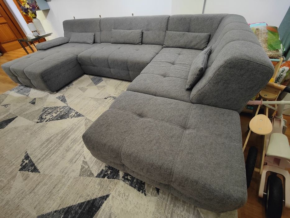 Sofá de tecido cinzento