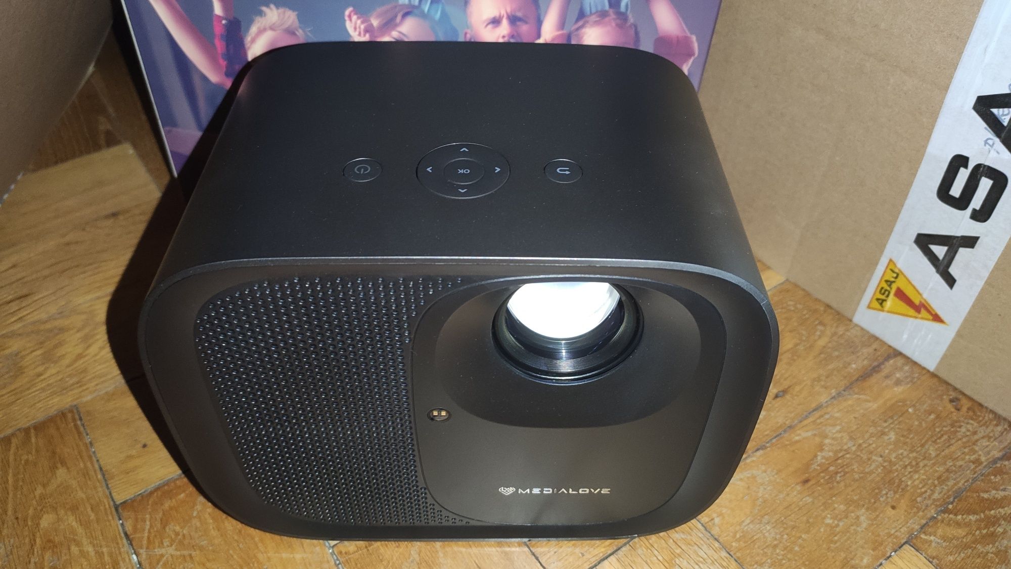 Projektor medialove m500 z AndroidTV, Google Play, Google Asystent.