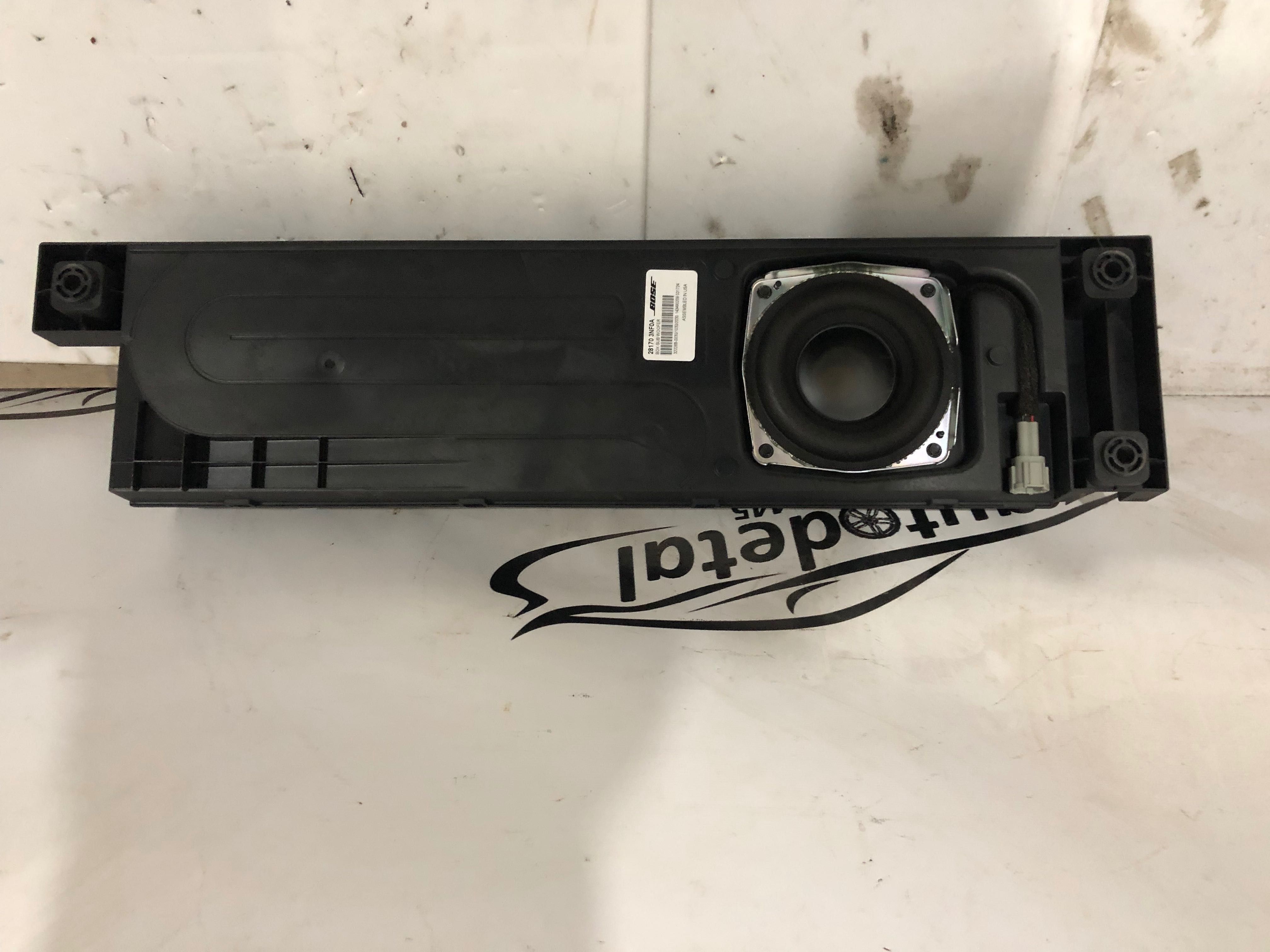 Сабвуфер Nissan Leaf 2010-17 Bose 28170-3nf0a