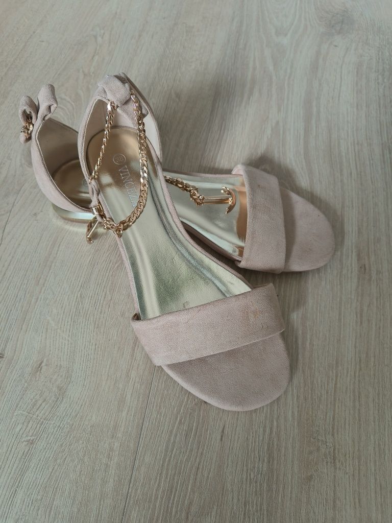 Nowe eleganckie sandały