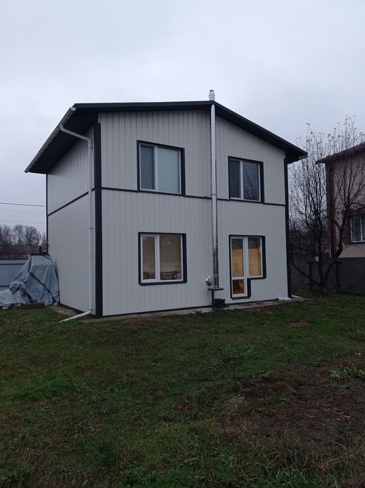 Новий будинок в передмісті Чернігова.