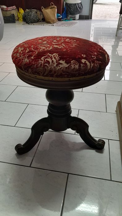 Banco de piano muito antigo