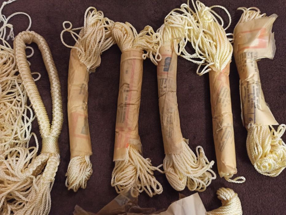 Шнур бытовой крученый из полиамидных нитей.