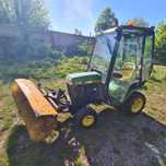 Traktor John Deere 332 zamiatarka